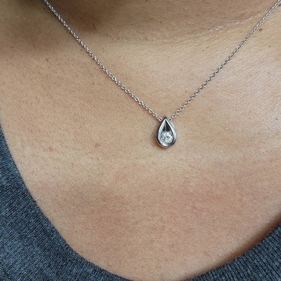 Diamond teardrop pendant and 2 sets of earrings - Picture 7 of 12